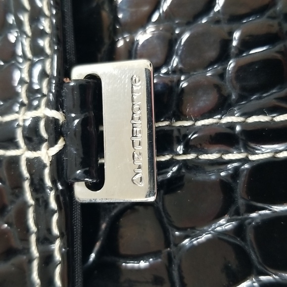 Liz Claiborne Tri-fold Wallet - Picture 2 of 14